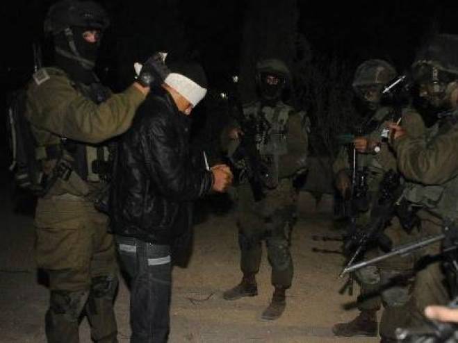 قوات الاحتلال تعتقل مواطنين من بلدة بيت أمر