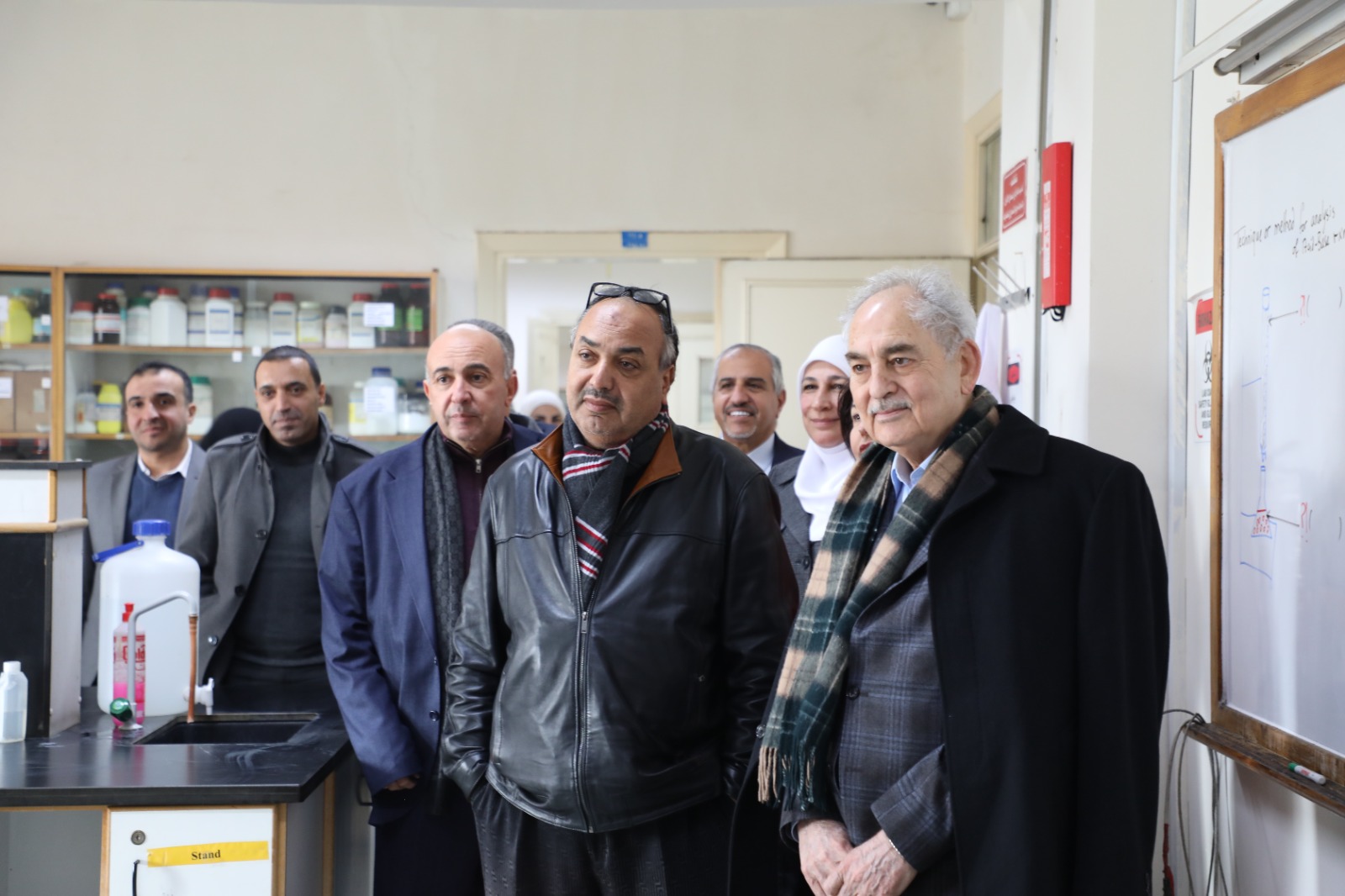 مجلس أمناء جامعة الزرقاء يزور كلية العلوم