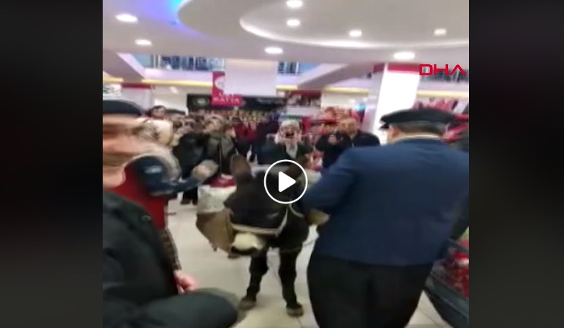 بالفيديو  .. تركي يتسوق بحمار داخل مول ضخم لهذا السبب العجيب  .. "تفاصيل"