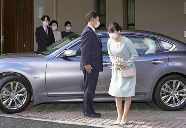 الأميرة اليابانية السابقة ماكو تغادر البلاد لبدء حياة جديدة مع زوجها