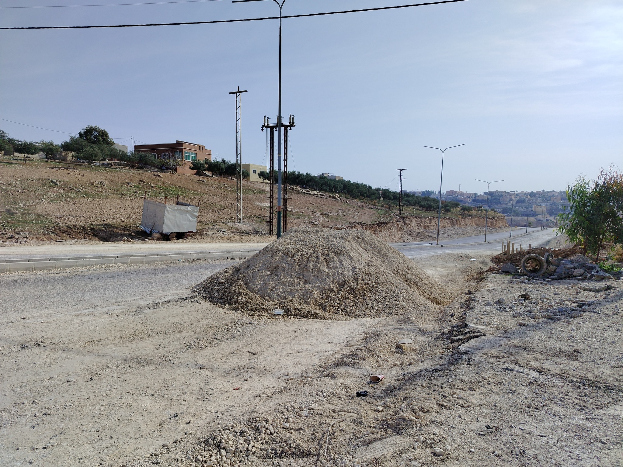 أهالي ذيبان لـ"سرايا": 1800 متر عطّلت حياتنا 4 أشهر ..  والوعود لا تُنفّذ (صور)