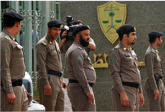 السعودية ..  تداول فيديو اعتداء شابين على 3 نساء بمكان عام