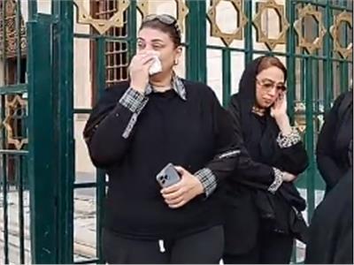 ابنة لبنى محمود تستقبل جثمان والدتها بمسجد السيدة نفيسة