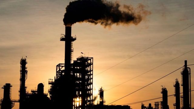 النفط يتراجع من أعلى مستوى في أشهر
