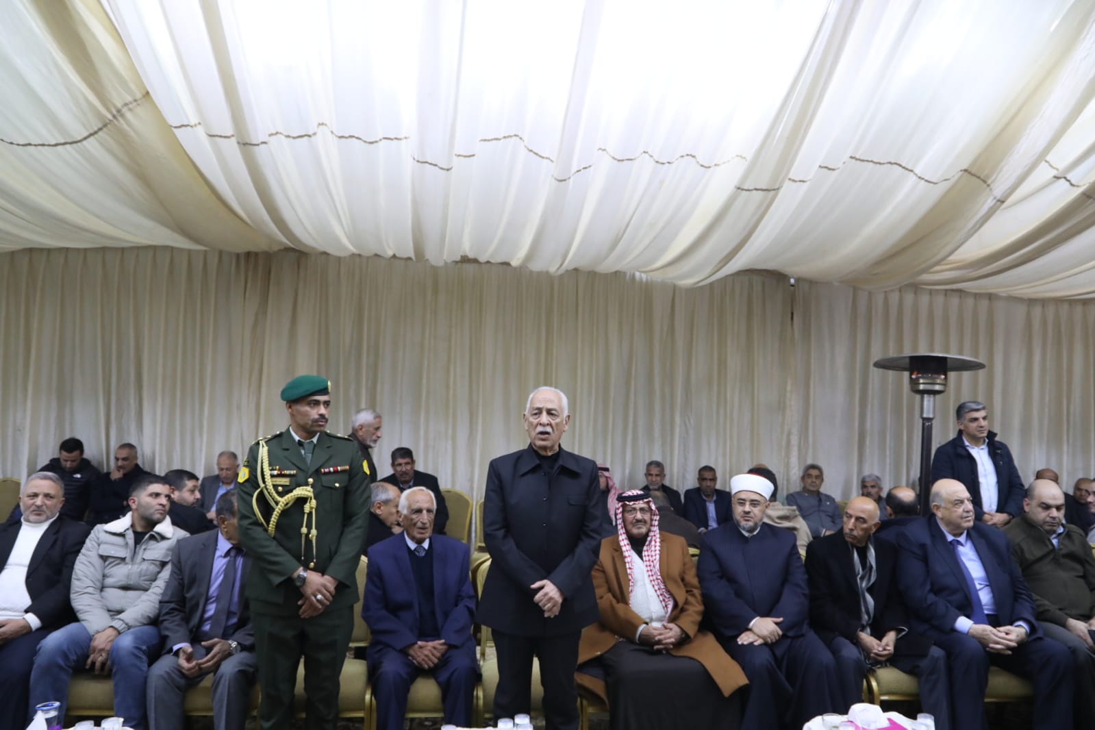 مندوبا عن الملك وولي العهد ..  العيسوي يعزي عشيرتي مشربش والنهار