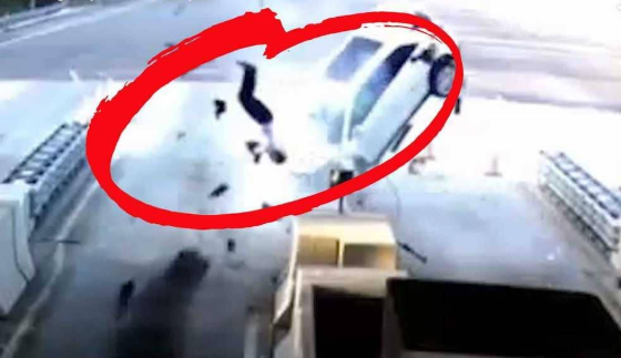بالفيديو  ..  تفاصيل مصرع طالبين عُمانيين في فلوريدا ونقل إصابة ثالثة للمستشفى بحالة الخطر الشديد