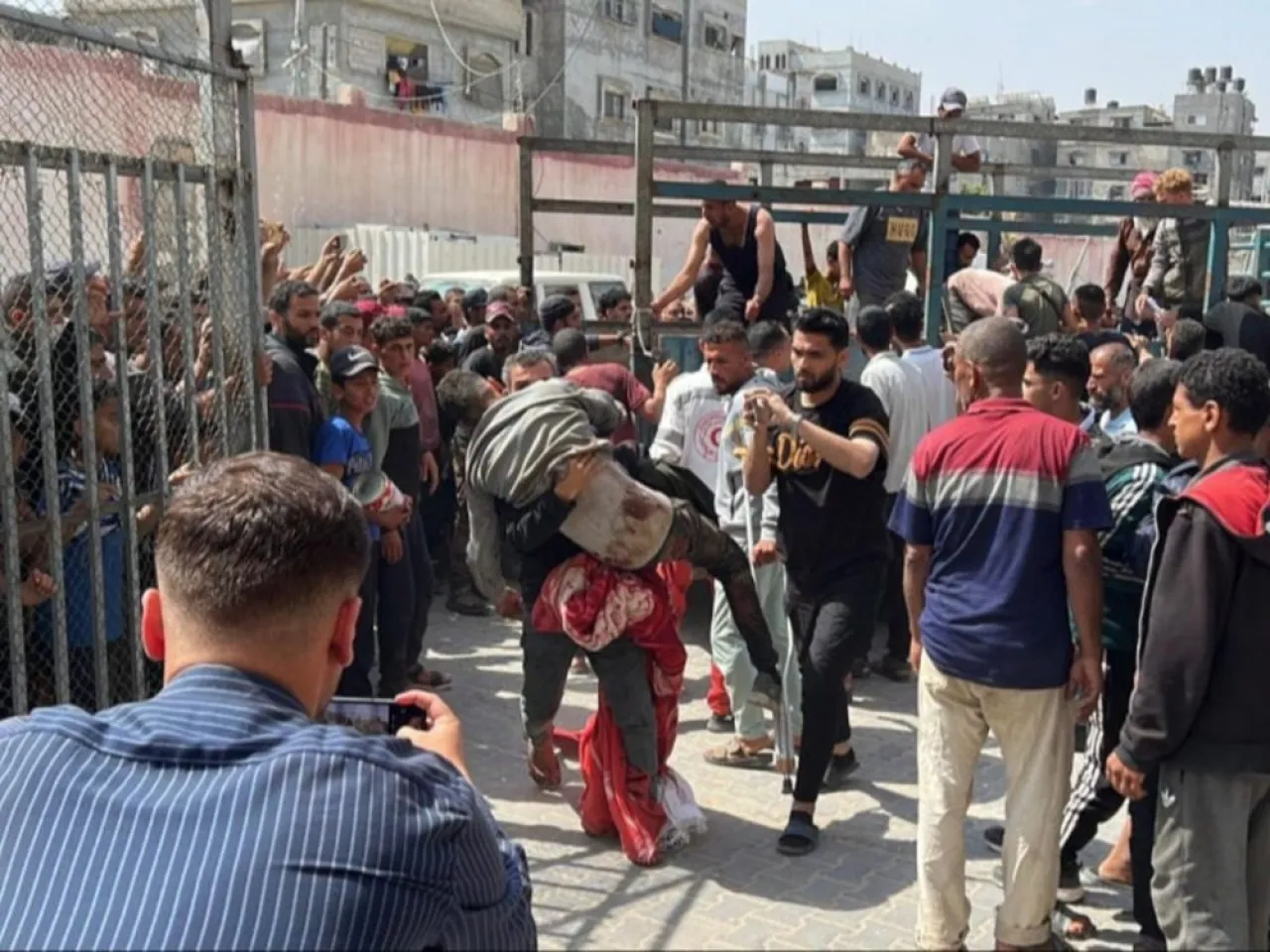 700 شهيد وجريح بمجزرة إسرائيلية بحق منتظري المساعدات بغزة