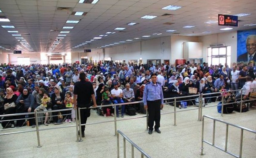 الاحتلال يمنع سفر 19 مواطنًا عبر معبر الكرامة