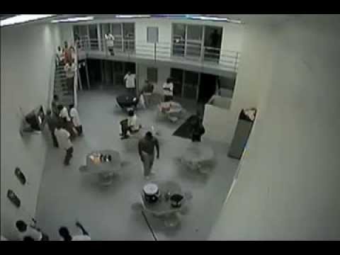 بالفيديو ..  كاميرا سجن ترصد مشاجرة عنيفة داخل السجن دون تدخل الحراس