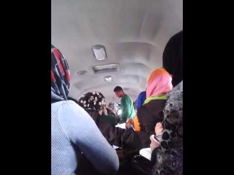  كيف يدخل كنترول الباص بين الفتيات لجمع الأجرة??