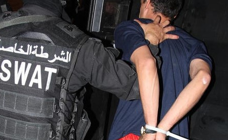 القبض على شخص بحقه مطالبات مالية بقيمة 600 ألف دينار وبحوزته سلاح ناري وعتاد في الزرقاء