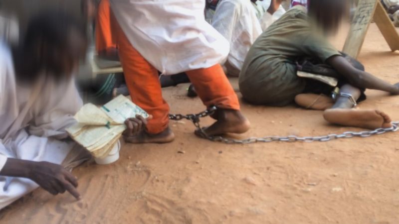 آلاف الصبية يعذبون ويكبلون بالسلاسل في مدارس إسلامية في السودان