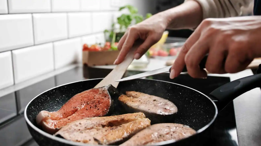 تجنب القلي ..  إليك الطريقة التي تحافظ على 100% من فوائد السلمون