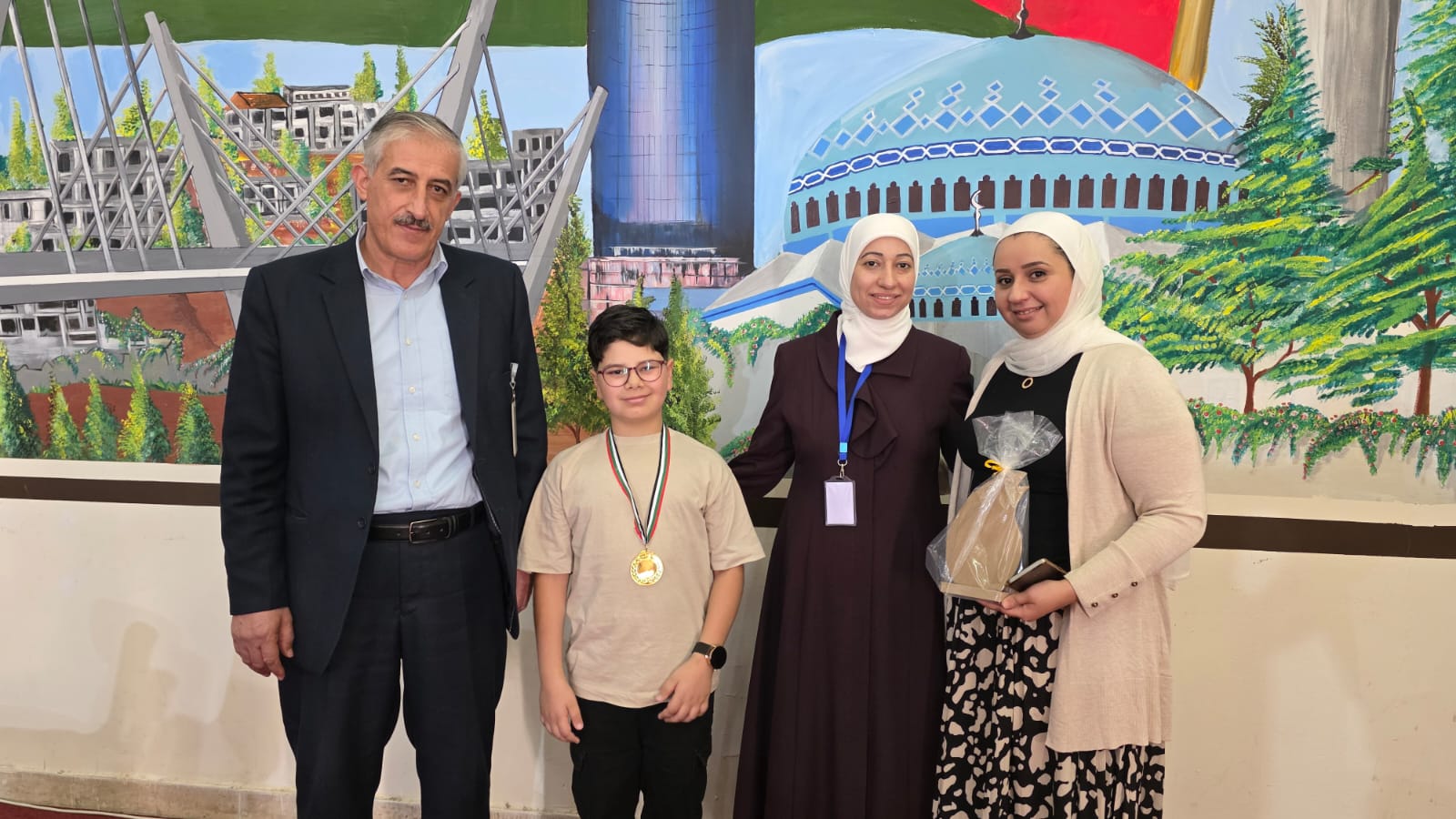تكريم الطلبة الفائزين والمعلمين في بطولة القراءة باللغة الإنجليزية بلواء القويسمة