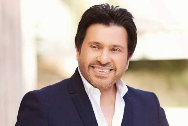 بسبب فستان العروس الجريء ..  شاهد ماذا فعل هاني شاكر بصور خطوبة ابنه؟ 