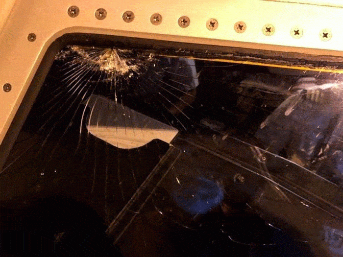 نجاة 178 راكبًا في طائرة بعد تشقق زجاج قمرة القيادة