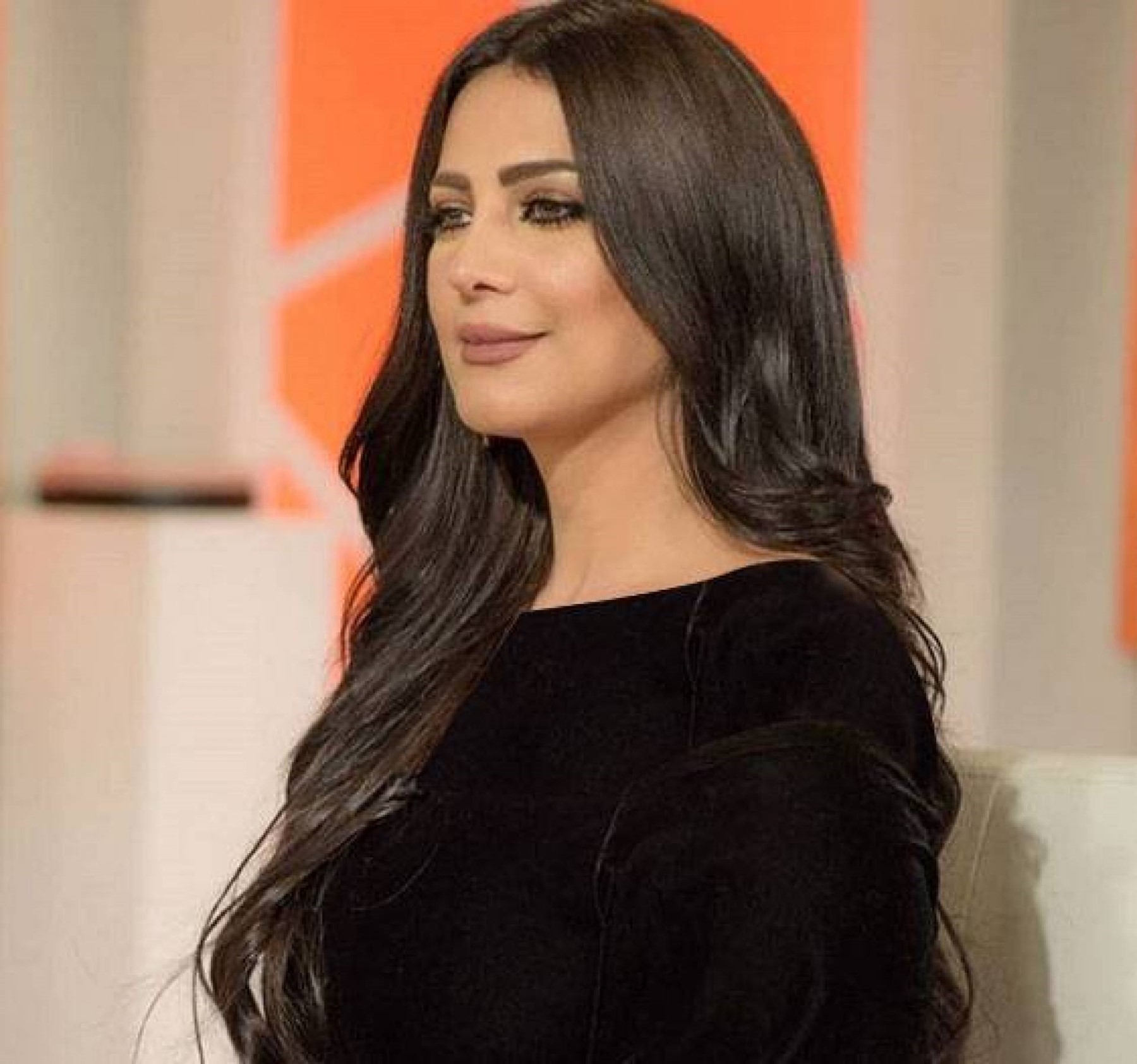 بالفيديو .. نجمة أردنية تثير الجدل باستعراض ملابسها و حديثها عن "وزنها"