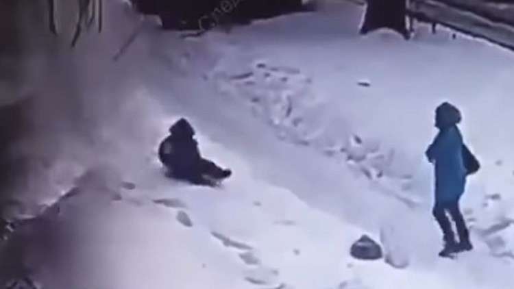 بالفيديو ..  شاهد لحظة سقوط كتلة ثلجية على طفل في روسيا!