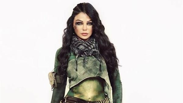 لماذا تحمل هيفاء وهبي دائماً سلاحاً نارياً في حقيبتها؟