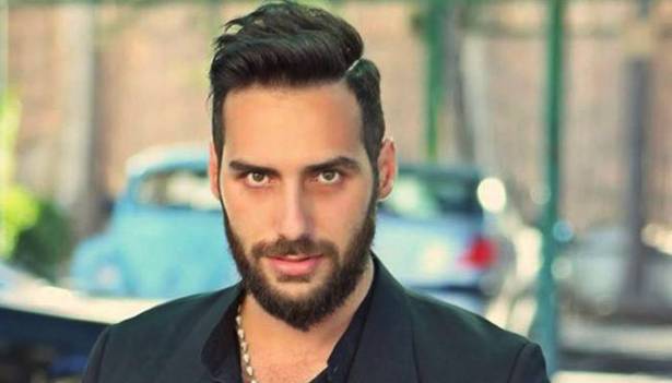 بالصورة ..  هل تعرفون هذا الشاب الوسيم إبن أيّ نجم؟