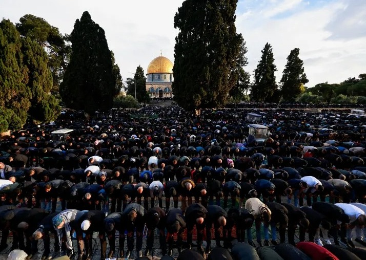 60 ألف فلسطيني يقيمون صلاة عيد الفطر في الأقصى بلا احتفال