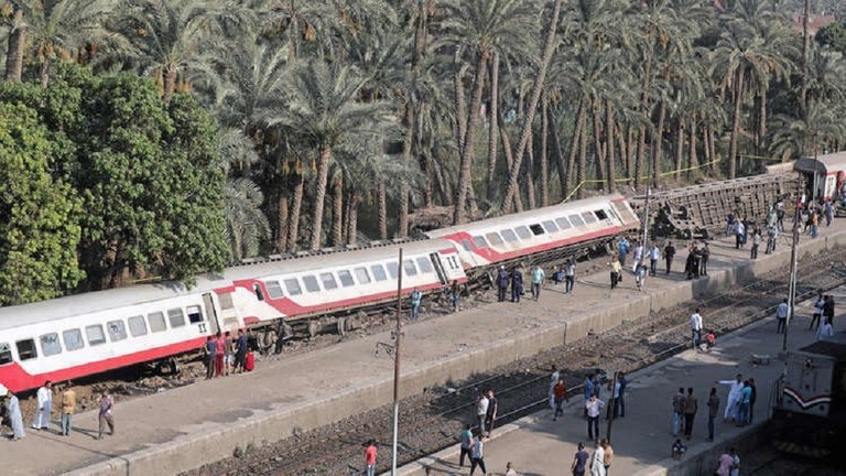 عشرات الإصابات بانحراف قطار عن مساره بمصر 
