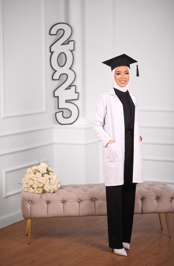مريانا الزيود تهنئ الدكتورة سمر الشراب بالتخرج