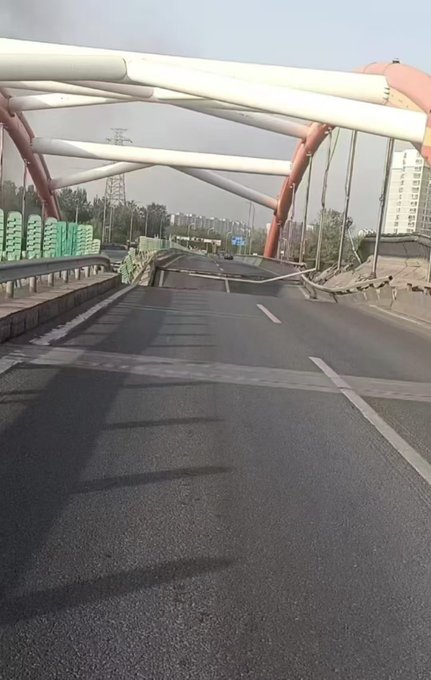 بالفيديو ..  انهيار مروّع لجسر في الصين