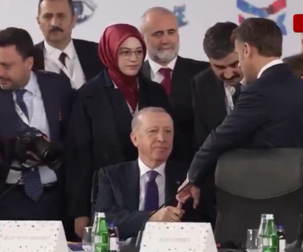 بالفيديو ..  إردوغان يحرج ماكرون: "تشبث بأصابعه فترة طويلة"
