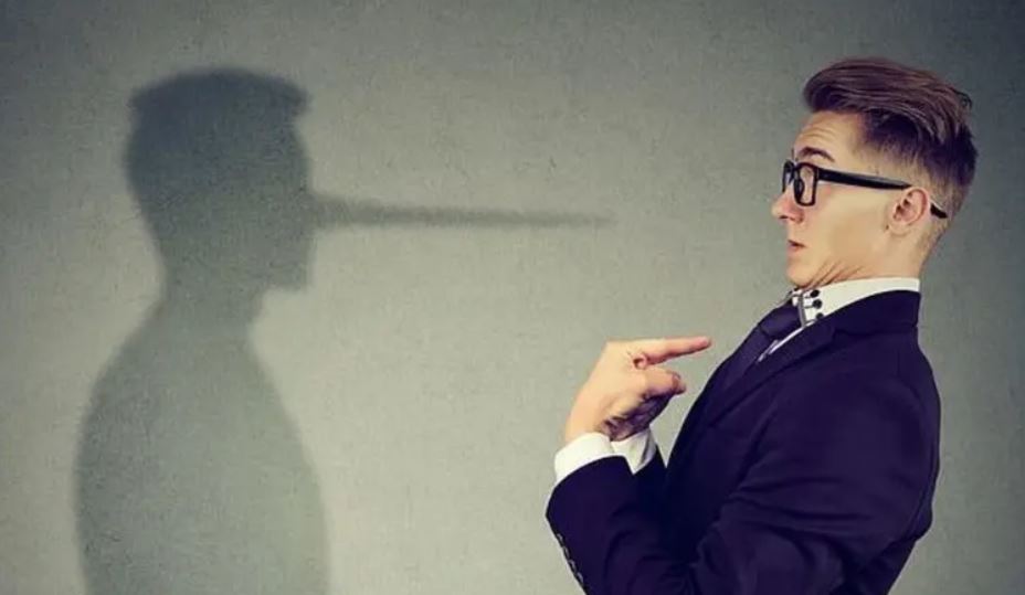 أبرزها تسارع الرمش وجفاف الفم ..  5 علامات تكشف الكذب أثناء الحديث