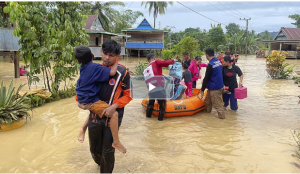 شوارع إندونيسيا تتحوّل إلى أنهار ..  فيضانات وانهيارات أرضية تضرب جزيرة سولاويسي وتخلف 14 قتيلاً