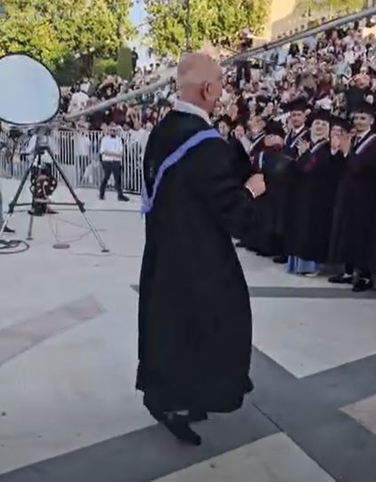 دكتور يشارك طلبته فرحتهم بالتخرج من جامعة النجاح الوطنية ..  فيديو