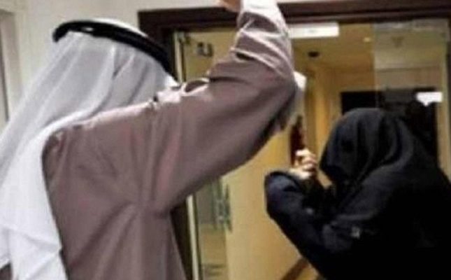 رجل يطرد زوجته من المنزل ..  والأخيرة تفاجئه بهذا الإجراء