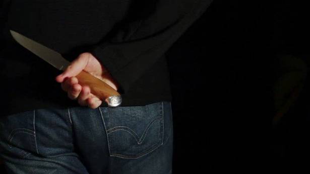 طعن حبيبته 9 مرات بعدما انفصلت عنه ..  فكم حُكم عليه بالسجن؟