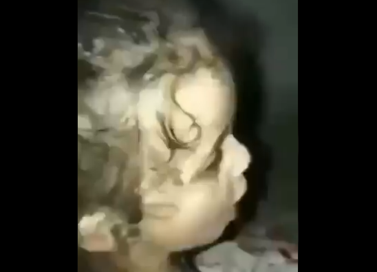 بالفيديو  ..  مشهد مؤثر لطفلة فلسطينية تواجه القصف الصهيوني الهستيري بـ"التسبيح و التهليل"
