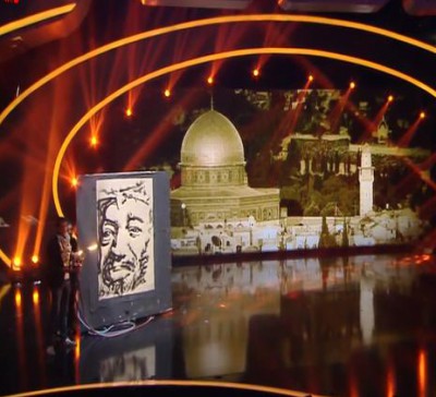 بالفيديو والصور  ..  محمد الديري يرسم صورة الشهيد عرفات "بالنار والاكسجين"