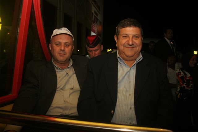أمين عمان يصطحب رئيس واعضاء غرفة تجارة الاردن بجولة في عمان بحافلة "جت" المكشوفة