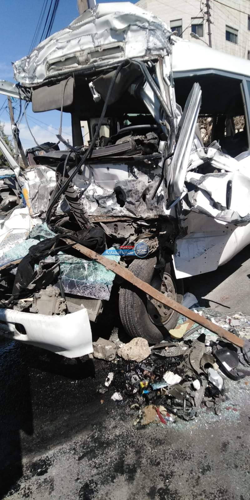 بالصور  ..  6 إصابات في حادث تصادم بين حافلتين في وادي السير 