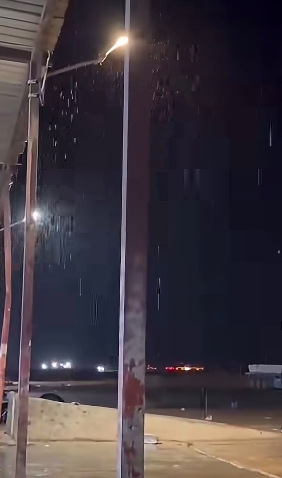 بالفيديو : أمطار غزيرة تهطل على الرويشد مساء الأربعاء