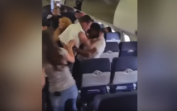 بالفيديو ..  مشاجرة عنيفة بين راكبين على متن طائرة