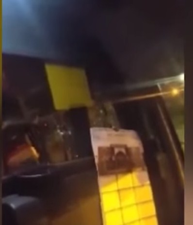 بالفيديو  ..  راكب يهدد سائق تكسي مسلم في بريطانيا : " يجب حرقكم جميعاً "