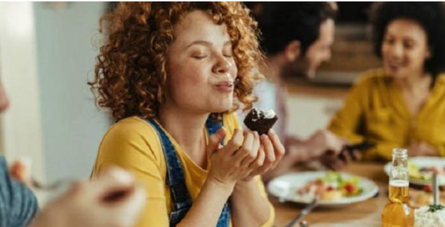 ماذا يحدث لجسمك إذا أكلت طعامك بعينين مغمضتين؟