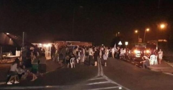 مستوطنون يهاجمون بلدة جالود جنوب نابلس ويدنسون الحرم الإبراهيمي
