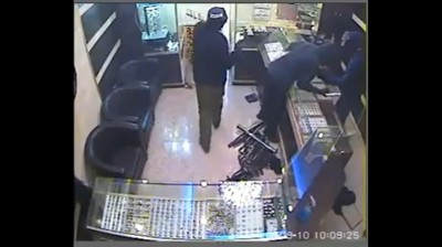 شاهد بالفيديو  ..  عراك واطلاق نار خلال عملية سطو مسلح على محل ذهب بالقدس