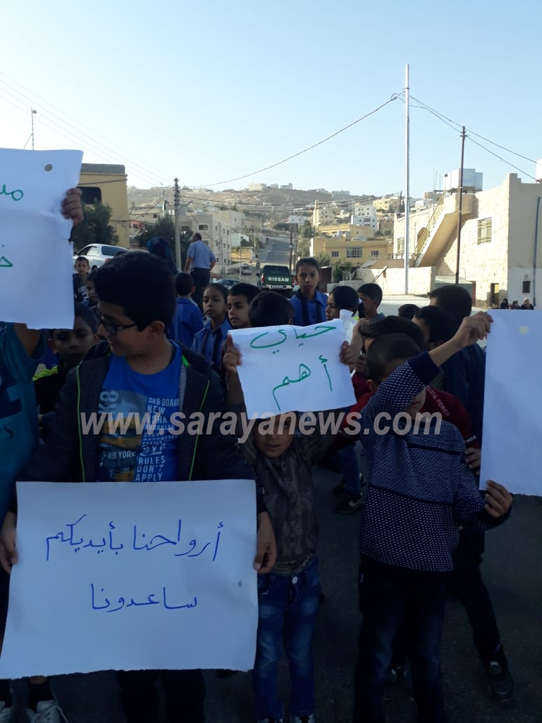بالصور ..  مواطنون بـ "طيبة البترا" يعتصمون  أمام مدرسة أبنائهم احتجاجا على كثرة حوادث الدهس