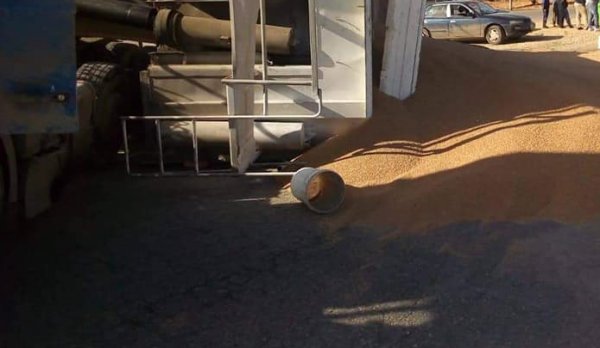 تدهور مركبة شحن محملة بالقمح على طريق النقب