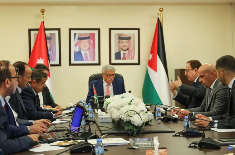 وزير النقل يوجه بتسريع ترخيص وتشغيل مطار عمان المدني