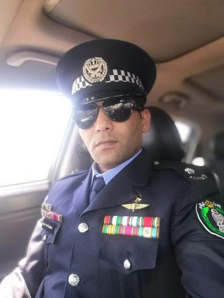 الرائد حاكم بيك الحراحشه ينال وسام الاستحقاق الملكي