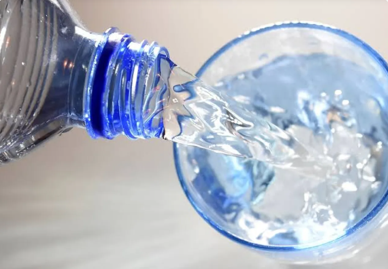 قبل القهوة ..  ماذا يحدث لجسمك عند شرب الماء فور الاستيقاظ؟