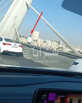 بالفيديو  ..  مواطن يحاول إنهاء حياته من أعلى جسر عبدون 